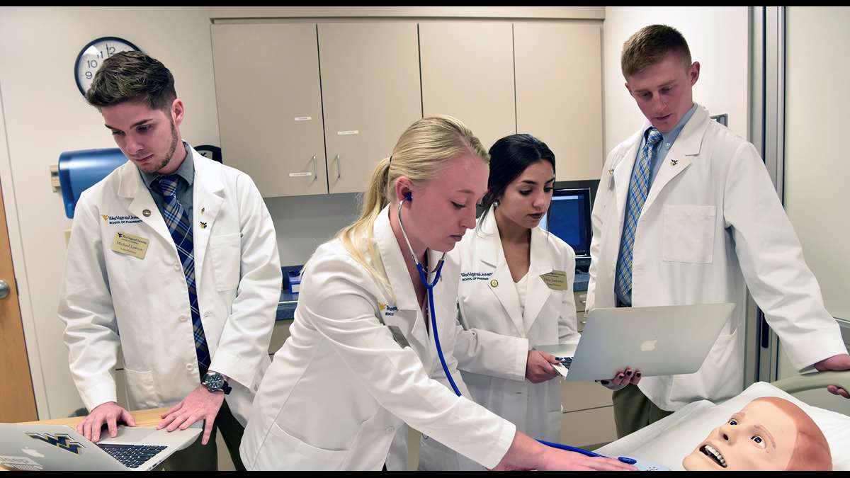 Pharmacy students in the STEPS Center