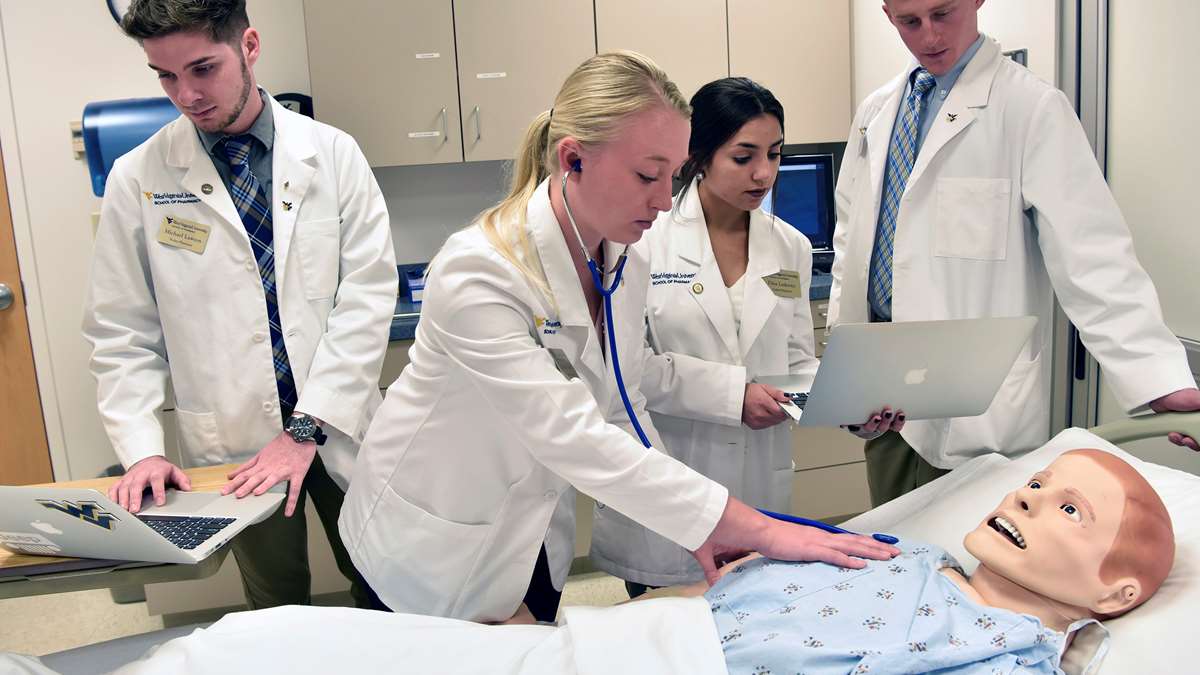 Pharmacy students in the STEPS Center